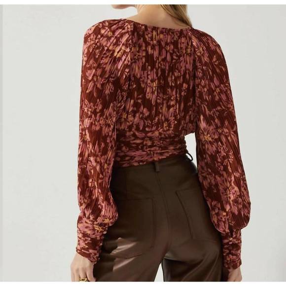 NEW ASTR pernille pleated floral puff sleeve top in rust - Picture 3 of 3